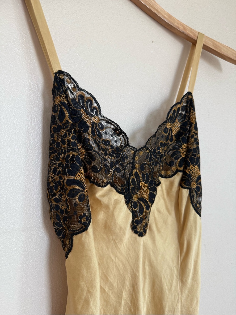 100% Silk Gold Tag Vintage Victoria’s Secret Gold Slip Black Lace - Picture 4 of 7